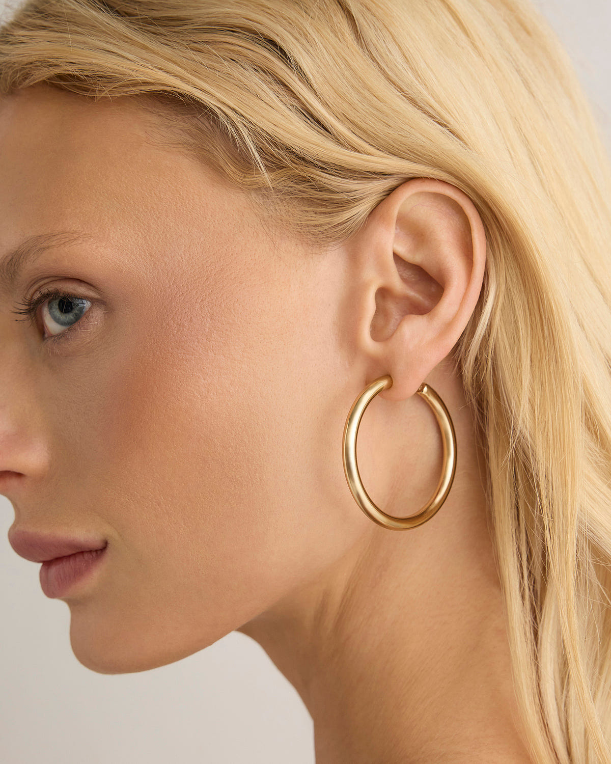 1.5" Natasha Hoops in 14K Yellow Gold earring - front view | gold hoop earrings