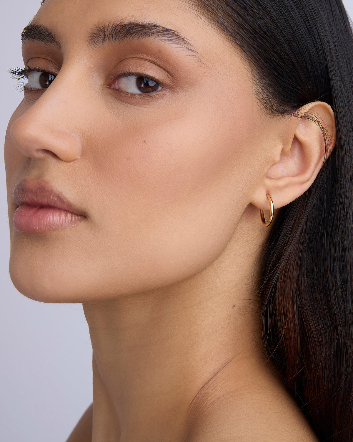 Thread Huggies in 14K Yellow Gold 18K gold earring - close-up detail | hoop earrings