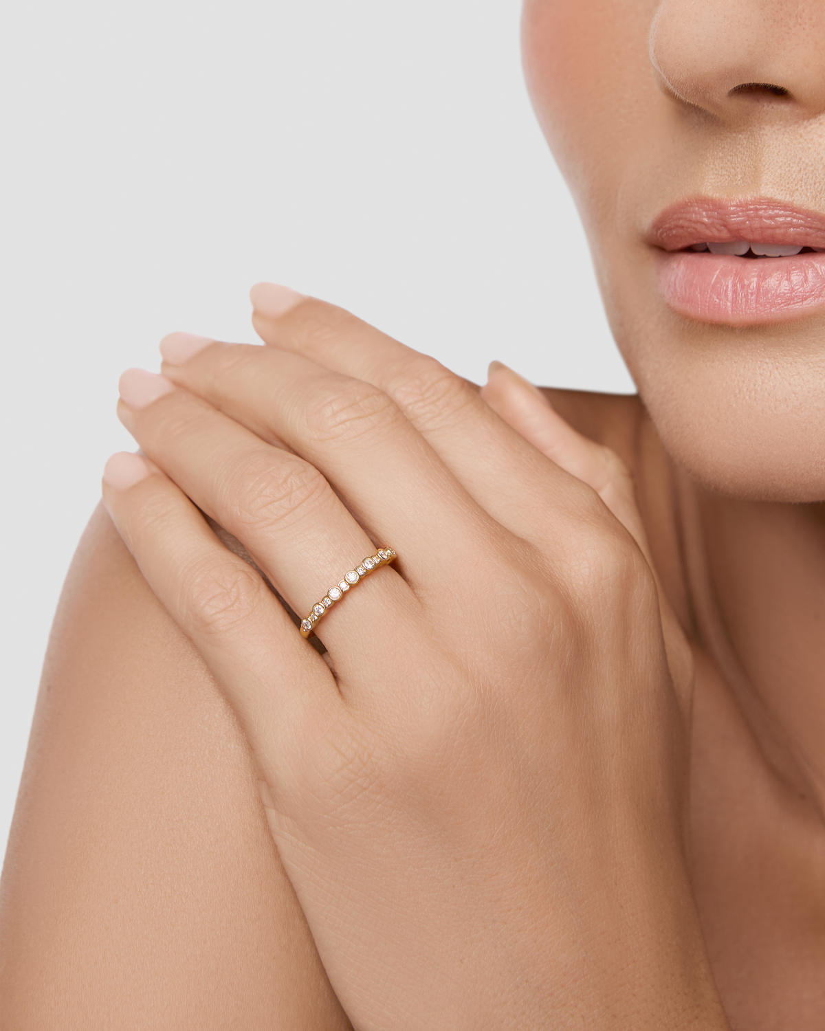 Mixed Size Round Diamond Bezel Ring gold ring - close-up detail | round cut diamond ring